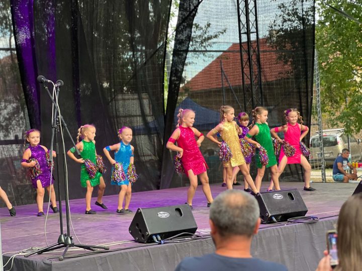 ÚJFALU NAPJA-A modern- és néptánccsoportok fellépése