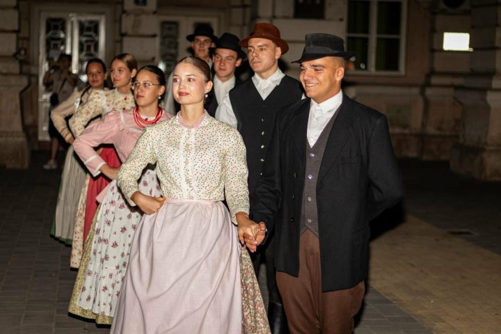 A 11. FOLK FESTEN MUTATKOZOTT BE A KISCIMBORA TÁNCEGYÜTTES