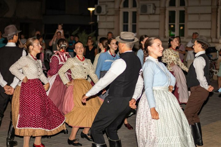 A 11. FOLK FESTEN MUTATKOZOTT BE A KISCIMBORA TÁNCEGYÜTTES