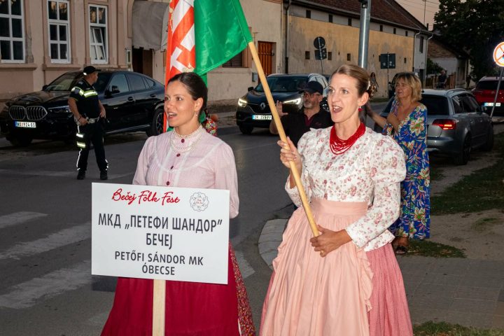 A 11. FOLK FESTEN MUTATKOZOTT BE A KISCIMBORA TÁNCEGYÜTTES