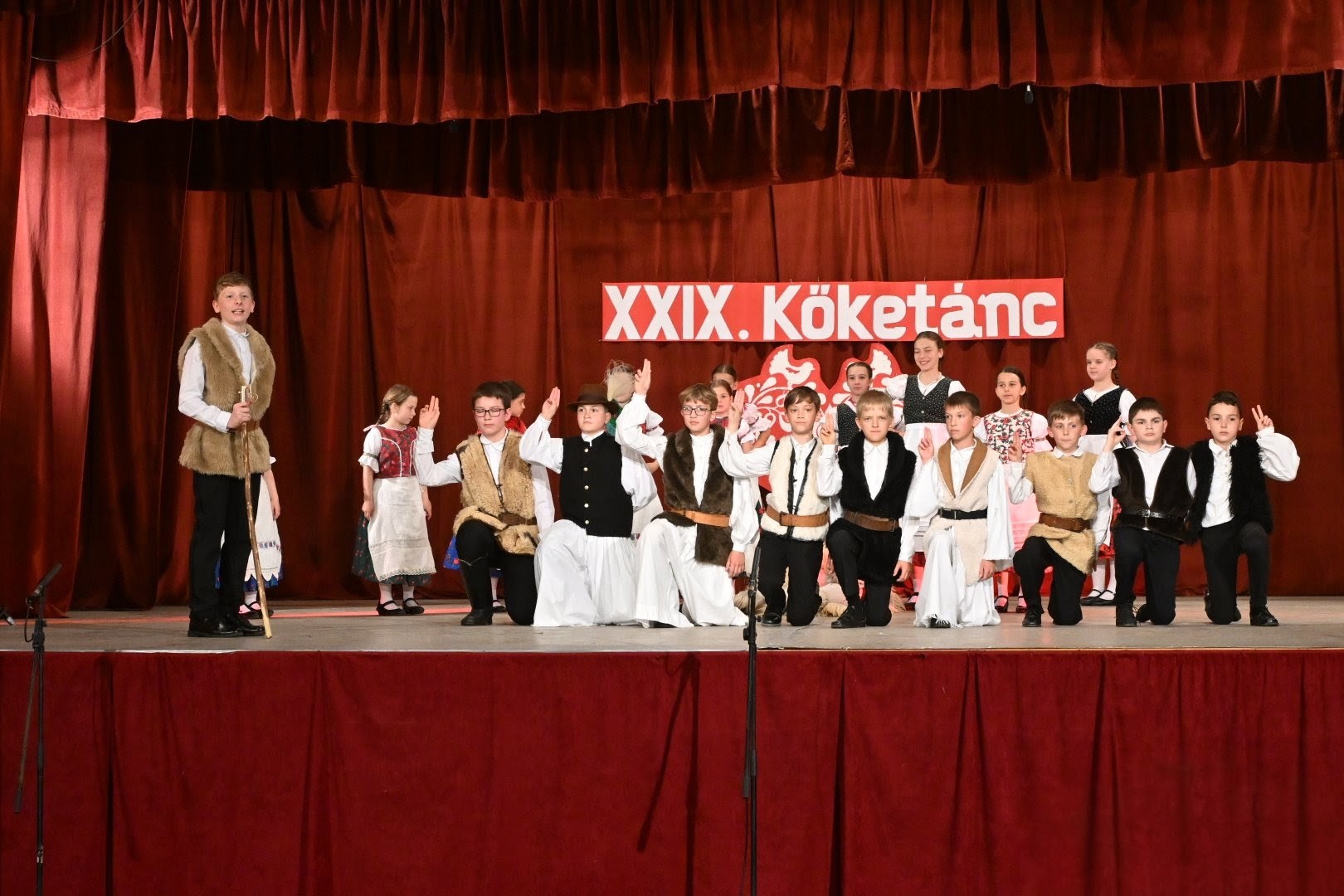 EGY KIEMELT ARANY- ÉS NÉGY ARANYMINŐSÍTÉS A KŐKETÁNCRÓL A PETŐFI KULTÚRKÖR TÁNCEGYÜTTESEINEK
