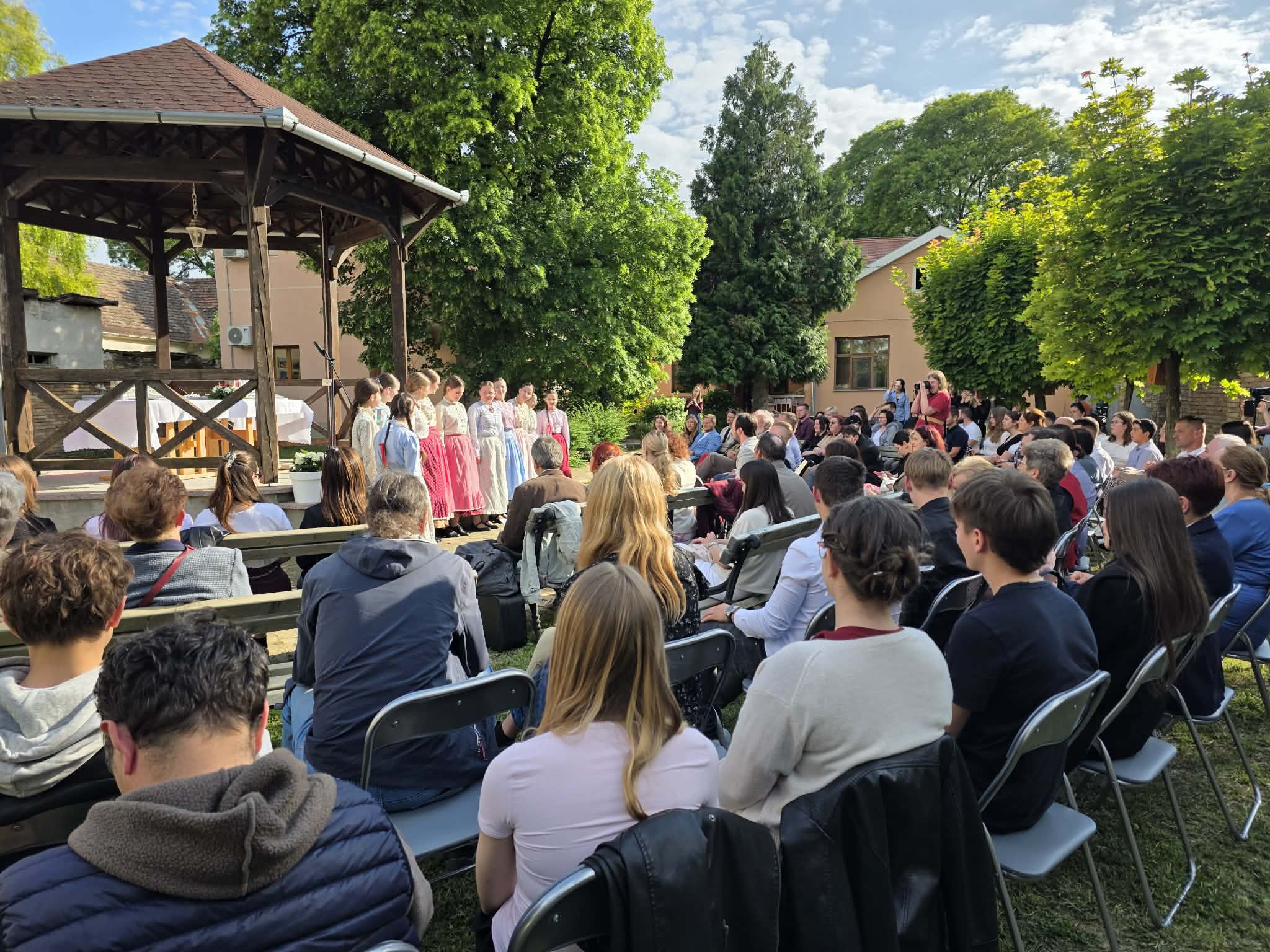 A CSICSÖRKE ÉNEKCSOPORT FELLÉPÉSE A THAN EMLÉKHÁZBAN