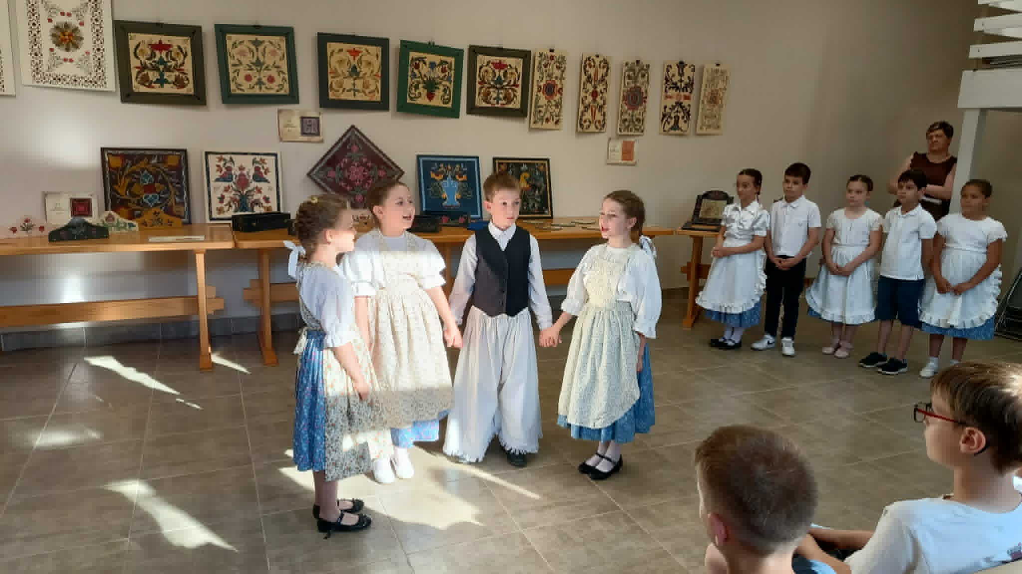 A CSINCSELE ÉNEKCSOPORT FELLÉPÉSE-A Szakkör kiállításának megnyitója