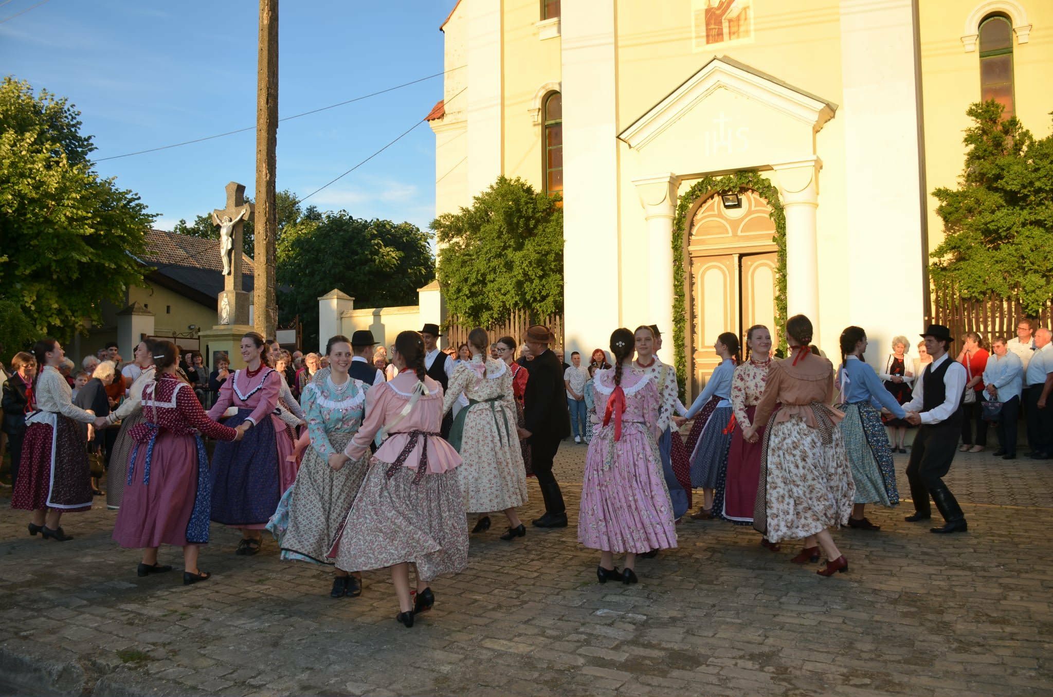 TEMPLOMBÚCSÚ ALSÓVÁROSON-A Csicsóka táncegyüttes fellépése