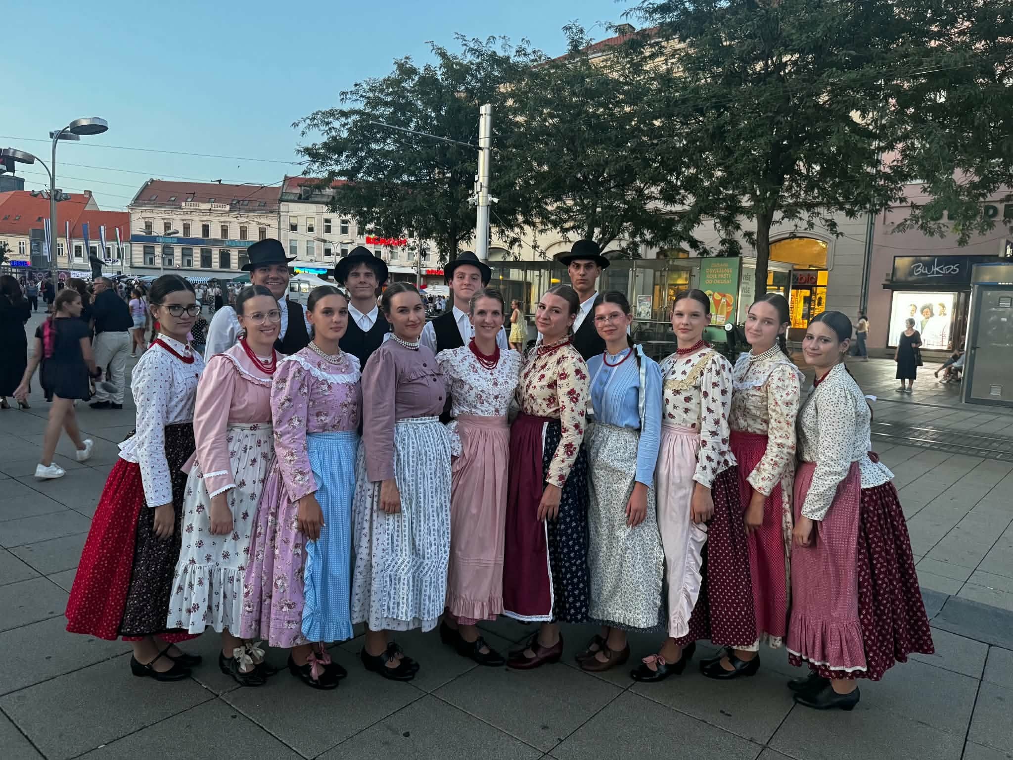 ESZÉKEN LÉPETT FEL A KISCIMBORA TÁNCEGYÜTTES